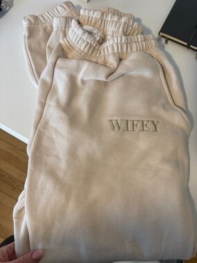 Six stories Wifey Embroidered Sweatpants - Cream
